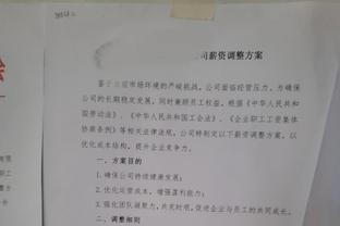 笑逐颜开！巴萨主席拉波尔塔乘车离开时不断向球迷鼓掌&竖大拇指